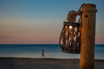 Atardecer con farol en primer plano en la playa de Dénia