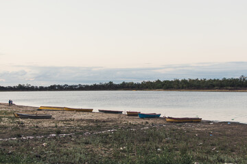 canoas de pescadores sobre la orilla del río