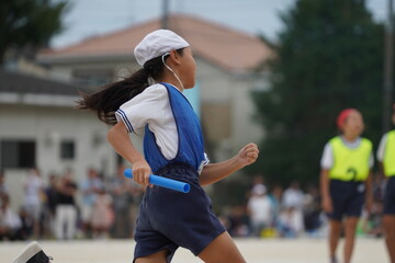 リレー走者　リレーの選手　小学生　運動会　バトン　走る　体育祭