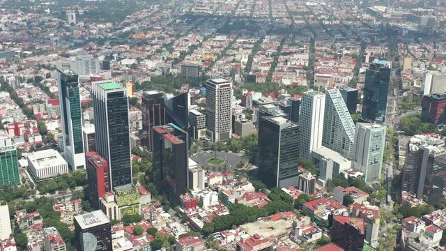 Vista a&eacute;rea panor&aacute;mica del skyline alrededor de la glorieta de la palma en el Paseo de la Reforma en la Ciudad de M&eacute;xico.