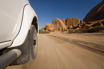 Obraz premium Safari Truck Driving at Spitzkoppe, Namibia