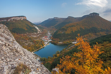 Obraz premium Beautiful autumn landscape with mountains and mountain lake. The colors of autumn.