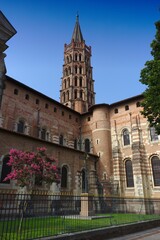 Fototapeta premium Toulouse, bell tower of the Saint-Sernin basilica and garden