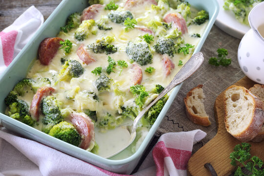 Broccoli gratin with bechamel sauce and sausages