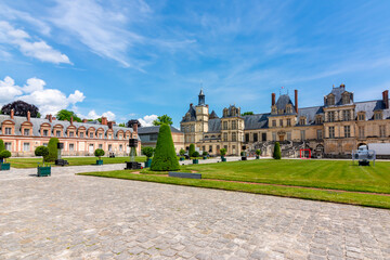 Fototapeta premium Fontainebleau palace (Chateau de Fontainebleau) in summer, France