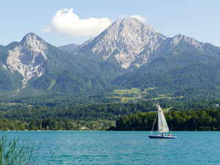 Naklejka premium Relax mood at lake Faakersee with sailboat in Austria
