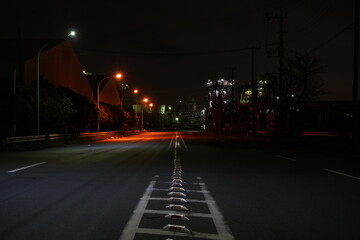 夜の道　中央分離帯　道路　外灯