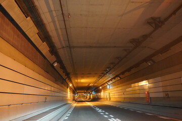 トンネル　ドライブ　車　移動　道路　高速道路