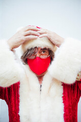 Obraz premium Santa Claus with mask in the city of Madrid.