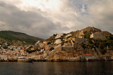 Fototapeta na wymiar Marina i okolice na greckiej wyspie Idra w październiku.