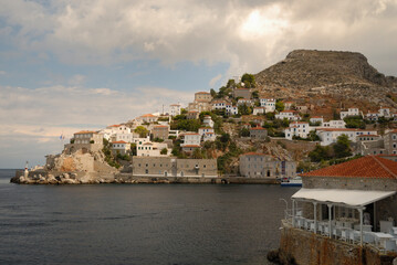 Marina i okolice na greckiej wyspie Idra w październiku. - obrazy, fototapety, plakaty