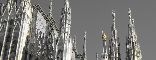 Madonnina dorata del Duomo di Milano in autunno