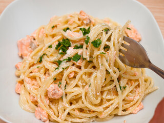Spaghetti with salmon and parsley