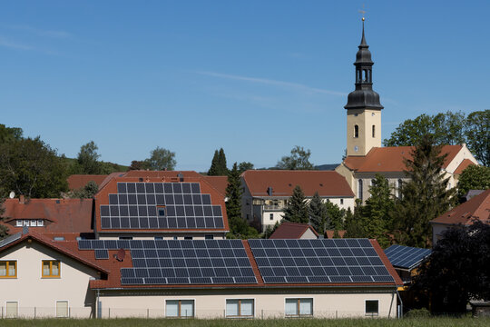 D&auml;cher mit Solarzellen in Gro&szlig;hennersdorf