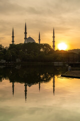 Naklejka premium Majestic sunrise view of Sultan Salahuddin Abdul Aziz Shah mosque, known as Shah Alam mosque.