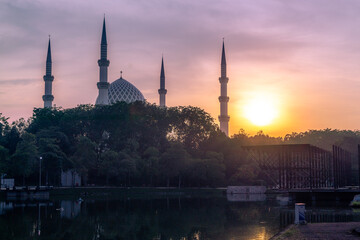 Obraz premium Majestic sunrise view of Sultan Salahuddin Abdul Aziz Shah mosque, known as Shah Alam mosque.