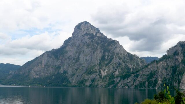 Die mächtige Felswand des Traunsteins über dem Traunsee in Österreich