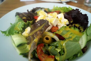 Grüner Salat mit Fetakäse und Oliven