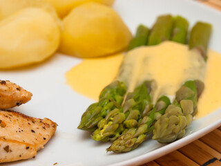 Green asparagus with hollandaise sauce and potatoes