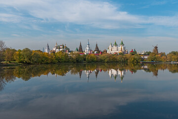 Fototapeta na wymiar Izmailovo Kremlin and its reflection in a pond in early autumn. View from the side of Izmailovsky Island