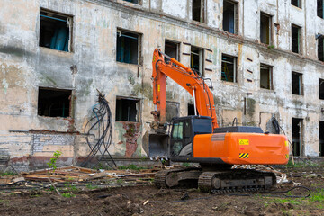 Fototapeta na wymiar Demolition Building excavator demolition of the building