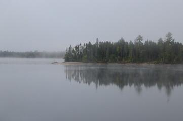 Obraz na płótnie Canvas Morning mist on Kiamika reservoir