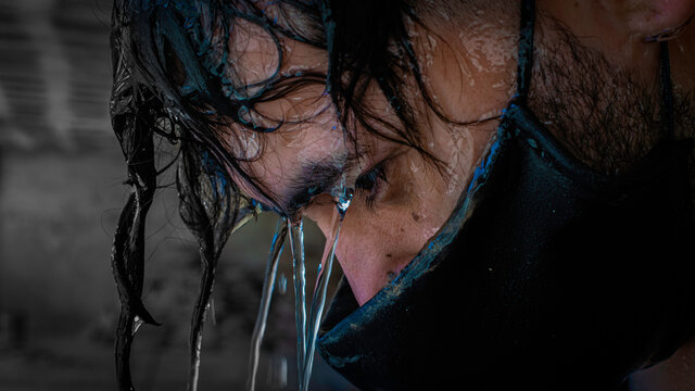 joven choriando agua por la cara con barbijo urbex
