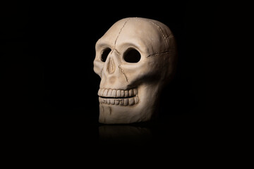 Obraz premium Dia de los muertos, Calavera de arcilla o barro blanco para la ofrenda del día de muertos / Clay or white clay skull for the day of the dead offering