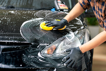 washing black car - 381512353