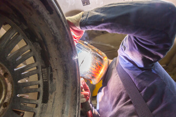 Welding a wheel rim from an aluminum car