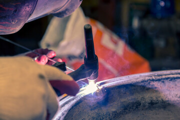 Welding a wheel rim from an aluminum car