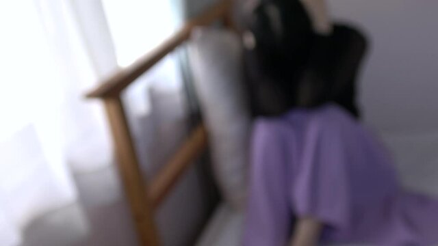 ぼかし背景素材: ひとりで悩む女性 不安 孤独 うつ 4K / Blurred shot of the depressed woman. Loneliness, anxiety, sadness, depression. 4K