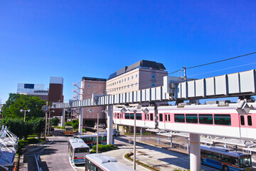 秋晴れの神奈川県大船の街並み。モノレールが走る大船駅東口の風景
