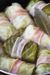 鍋で煮込まれたたくさんのロールキャベツ