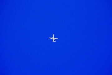 青空を旋回する小型ジェット機