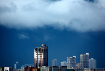 Fototapeta na wymiar 雨雲が近づく街並