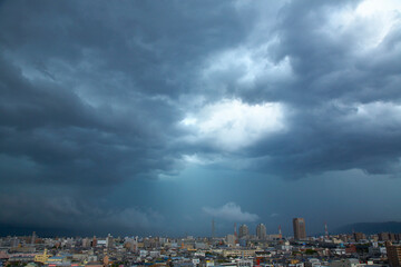 Naklejka premium 雨雲と街並