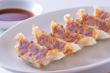 餃子を食べる