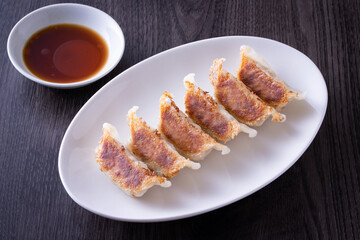餃子を食べる