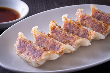 餃子を食べる