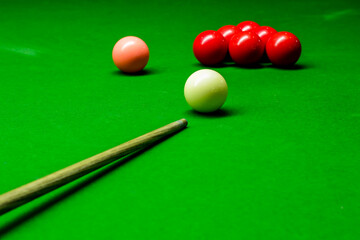 Snooker balls on green snooker table - obrazy, fototapety, plakaty