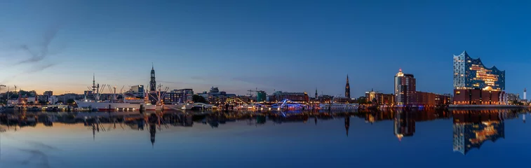 Fototapete Skyline Hamburg skyline at night with reflection on Elbe  © snapshotfreddy