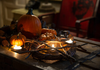 Calabazas velas halloween altar pagano oscuro tenebroso asustadizo ciclos cosecha pagano samhain octubre 