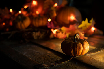 Calabazas con velas halloween oscuro tenebroso asustadizo ciclos cosecha pagano samhain octubre 