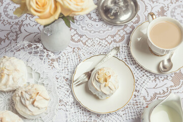 Obraz na płótnie Canvas Afternoon milk tea and sweet meringue buns