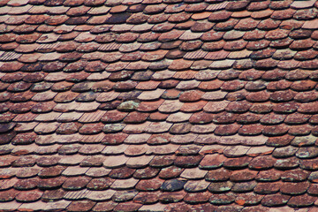 Tejado de tejas planas y rojas. Tejado tradicional de una antigua casa de Sighisoara en Rumanía.
