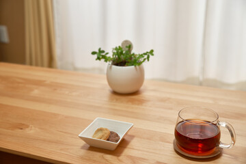 リビングで過ごす午後_紅茶とクッキーと観葉植物