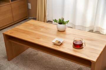 リビングで過ごす午後_紅茶とクッキーと観葉植物