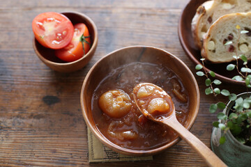 小さな玉ねぎとトマトのスープ