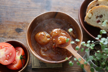 小さな玉ねぎとトマトのスープ